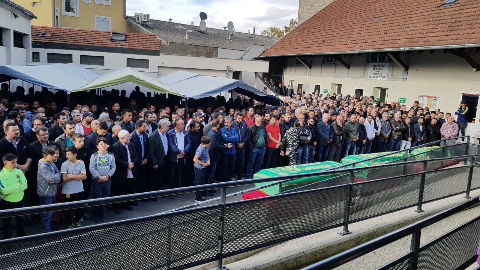 Fransa’daki yangında hayatını kaybeden 3 çocuğa cenaze töreni